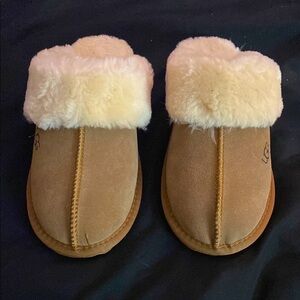 UGG / UGG slippers. Indoor or out door. Size US 9. Color Tan and fluffy